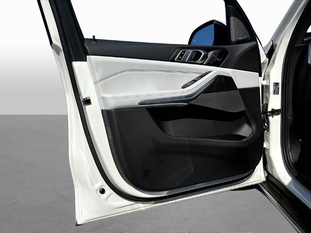 Used 2026 White BMW sDrive40i image 23