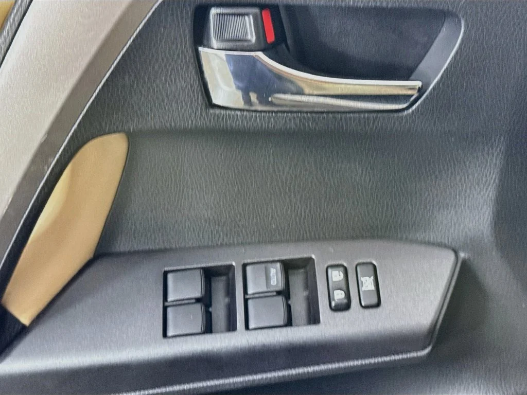Used 2018 White Toyota XLE image 21