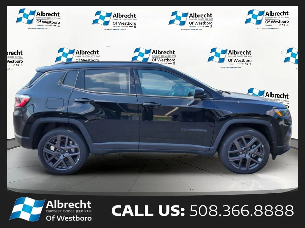 New 2026 Diamond Black Crystal Pearl-Coat Exterior Paint Jeep Limited image 6