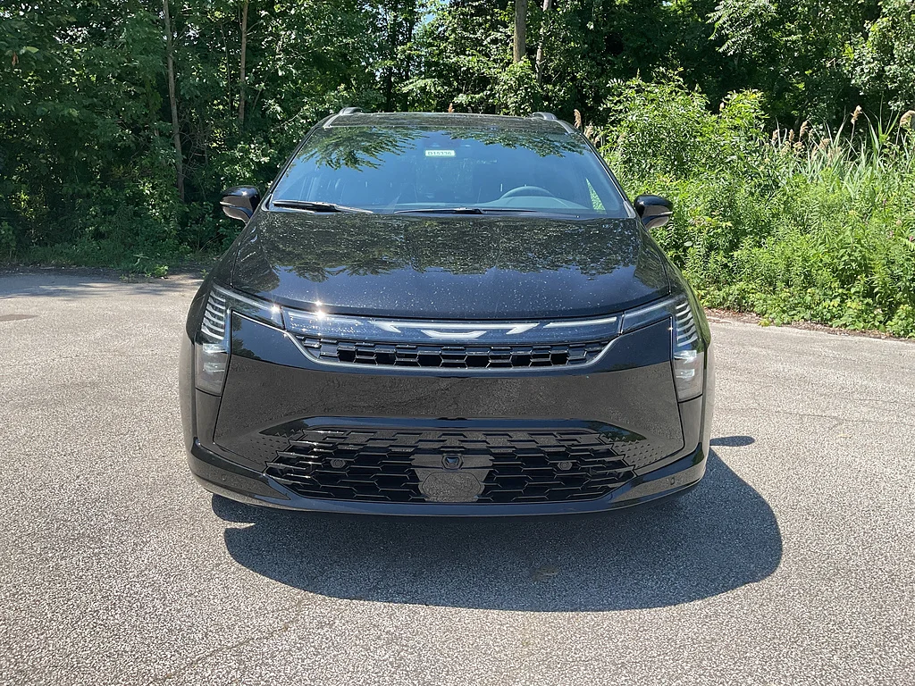 New 2027 Diamond Black Crystal Pearl-Coat Exterior Paint Chrysler Limited image 2
