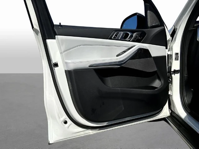 Used 2026 White BMW sDrive40i image 23