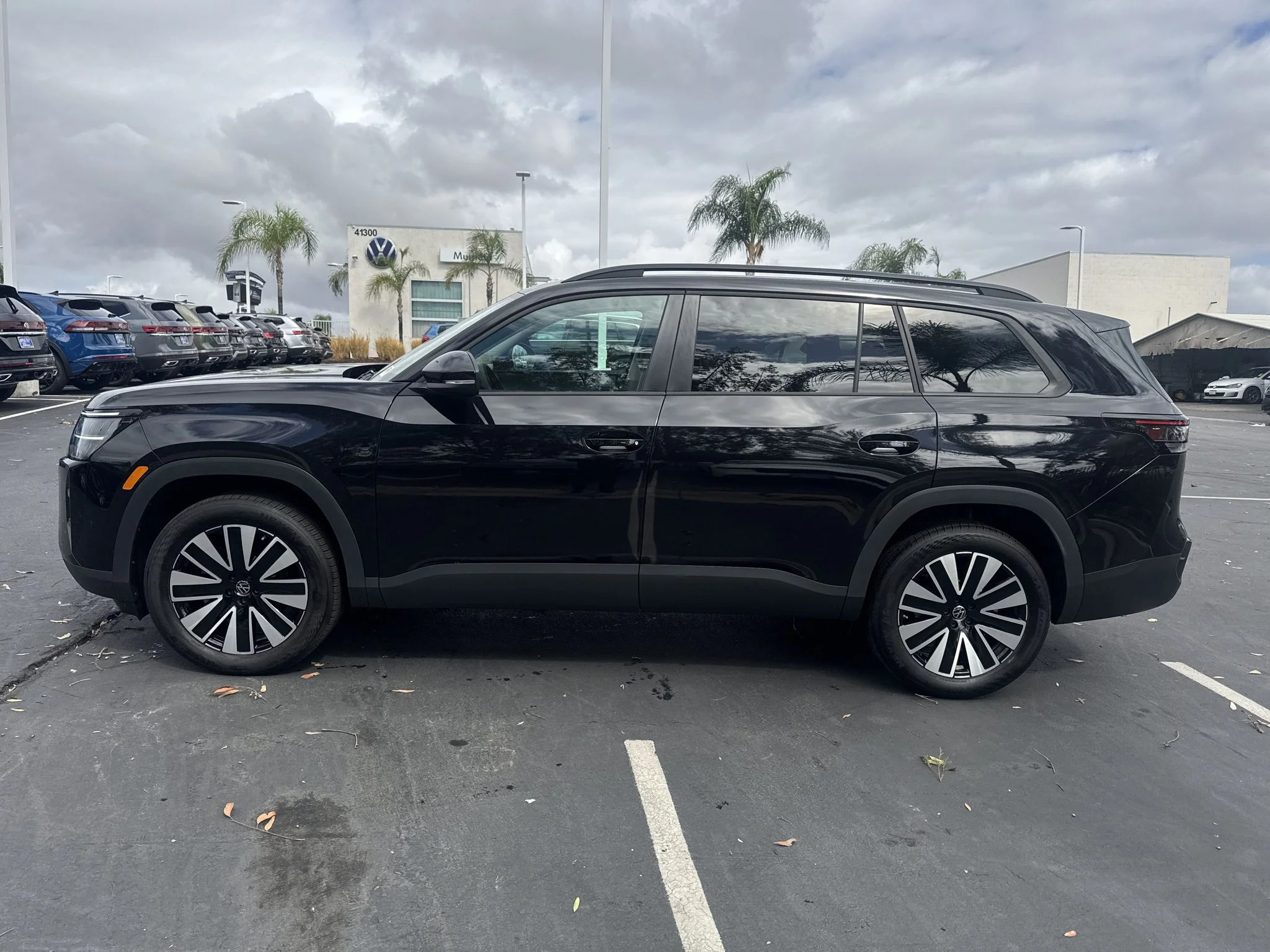New 2027 Deep Black Pearl Volkswagen SE w/Technology image 4