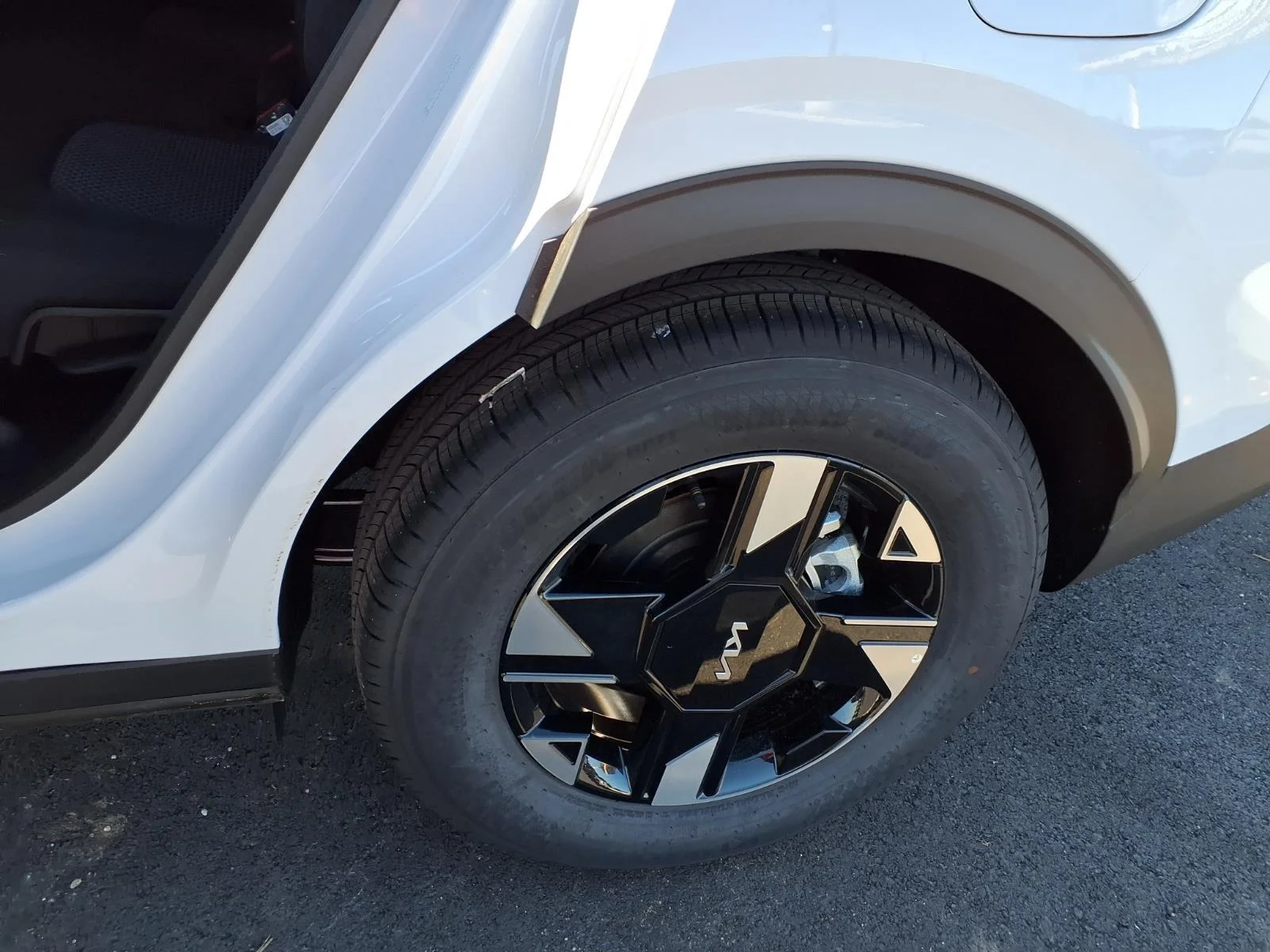New 2026 Glacial White Pearl Kia LX image 15