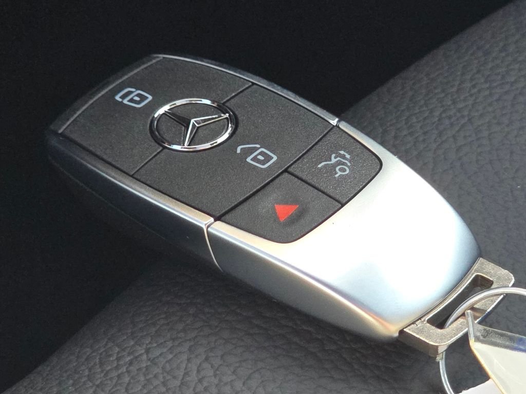New 2026 Polar White Mercedes-Benz GLB 250 image 36