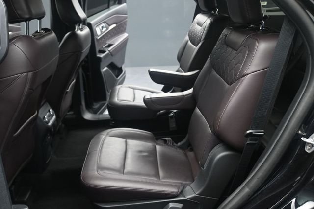 Used 2025 Black Metallic Ford Platinum image 19