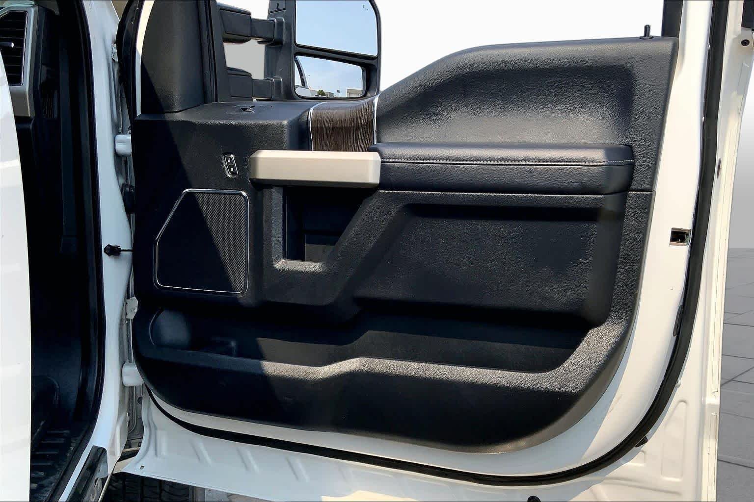 Used 2020 Star White Metallic Tri-Coat Ford LARIAT image 22