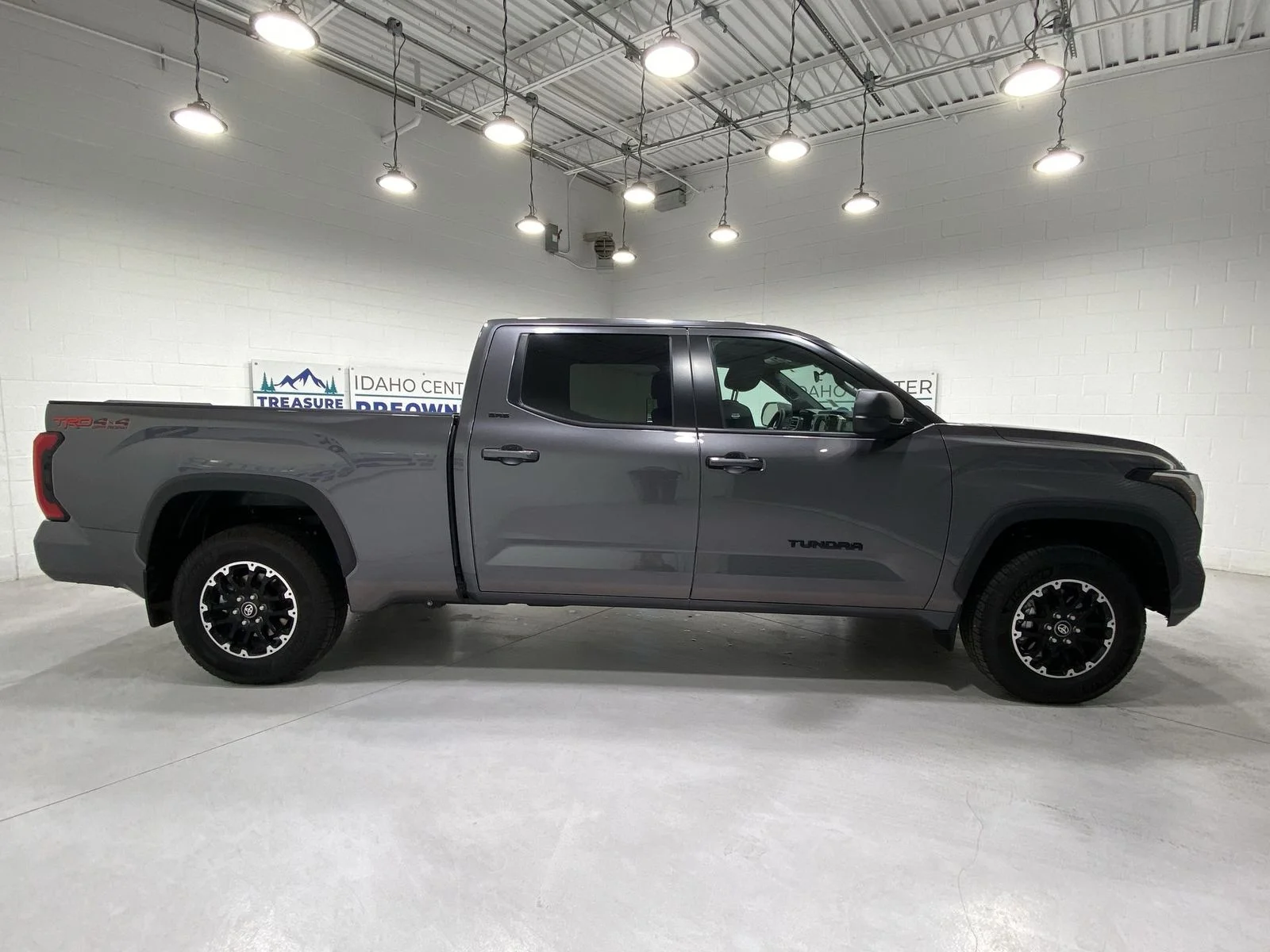 2025 Toyota Tundra SR5 - Photo 9