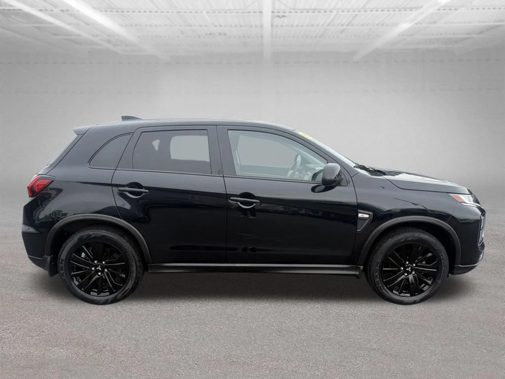 Used 2021 Labrador Black Metallic Mitsubishi 2.0 LE image 3