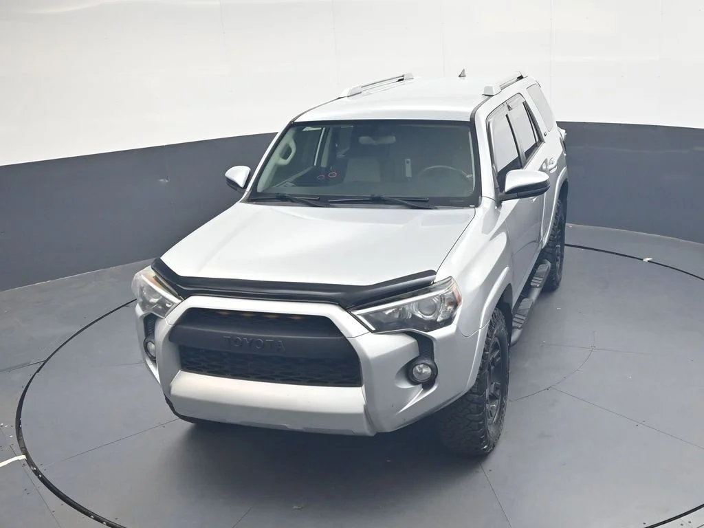 Used 2017 Classic Silver Metallic Toyota SR5 image 18
