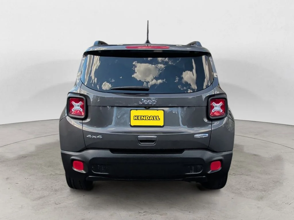 Used 2018 Gray Jeep Latitude image 4