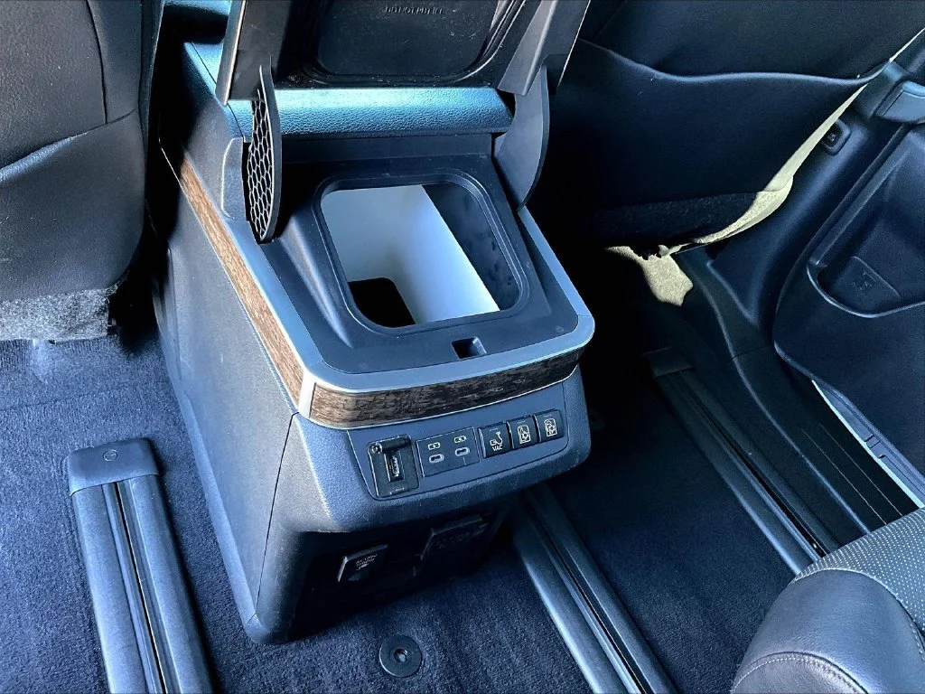 2025 Toyota Sienna Platinum - Photo 11