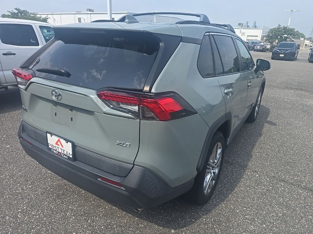 Used 2020  Toyota XLE Premium image 5