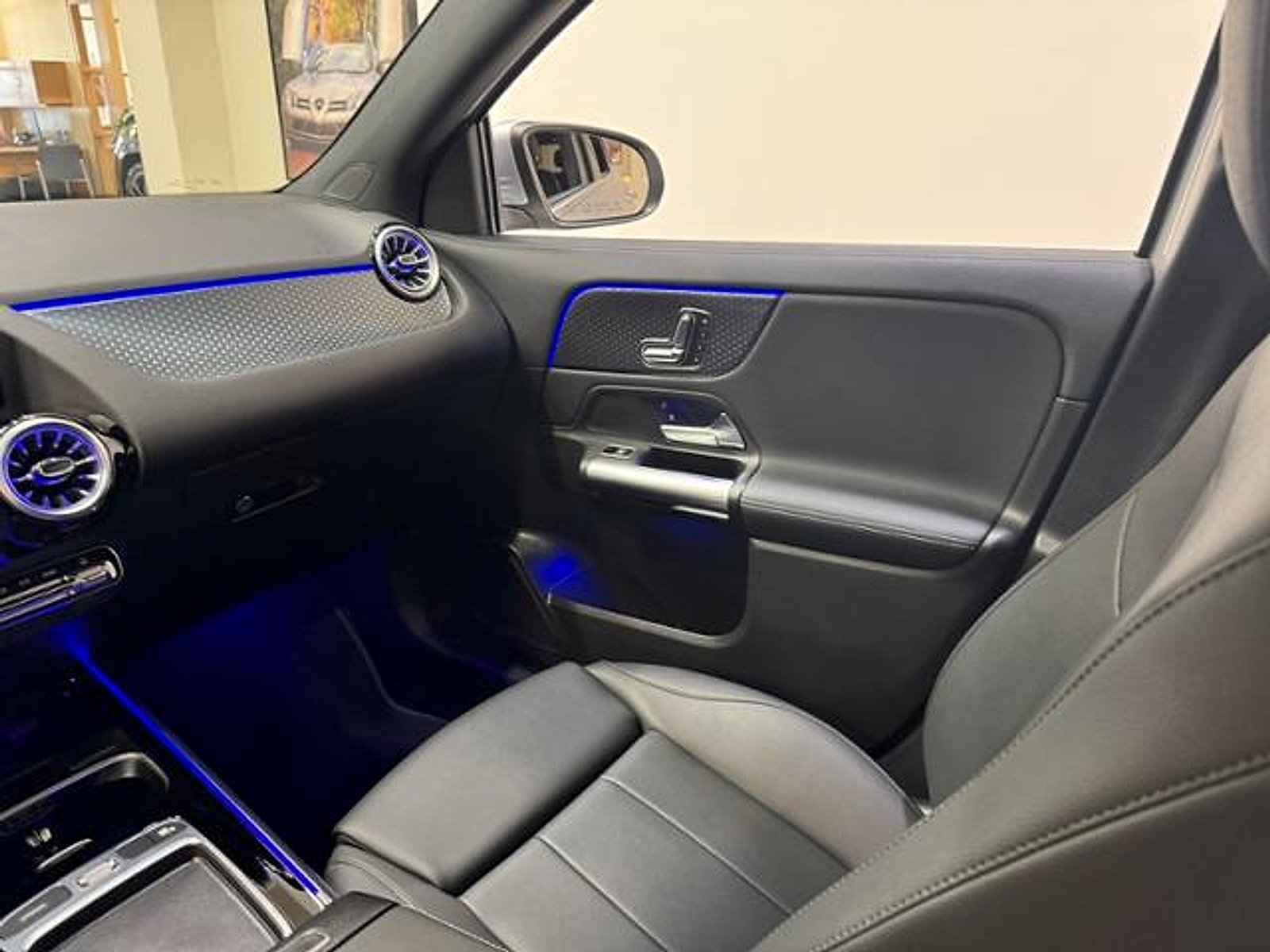 Used 2025 Cirrus Silver Metallic Mercedes-Benz 4MATIC® image 10