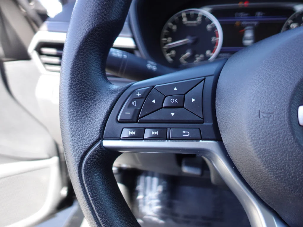 Used 2025 Super Black Clearcoat Nissan 2.5 SV image 13
