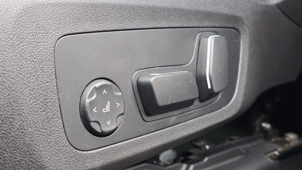 Used 2024 Black Sapphire Metallic BMW xDrive30i image 26