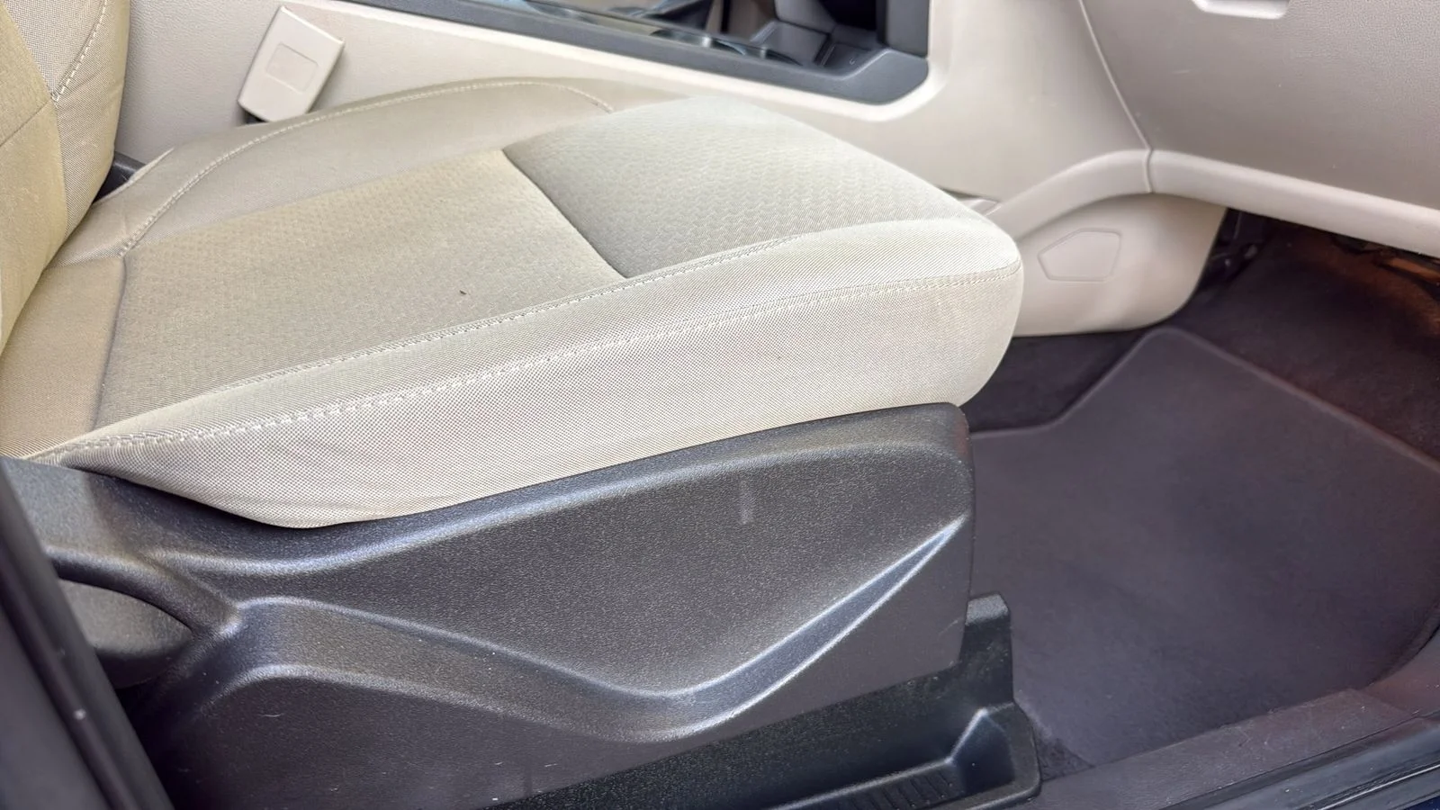Used 2018 Blue Ford SE image 24