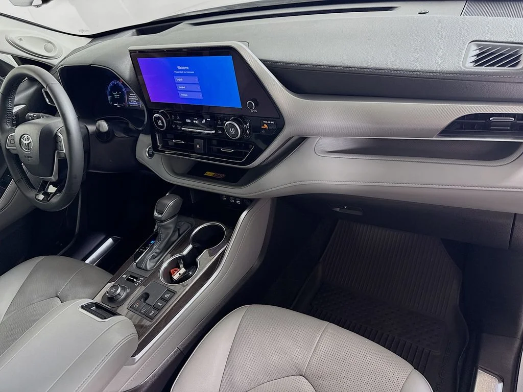 Certified Used 2025 Celestial Silver Metallic Toyota Platinum image 31