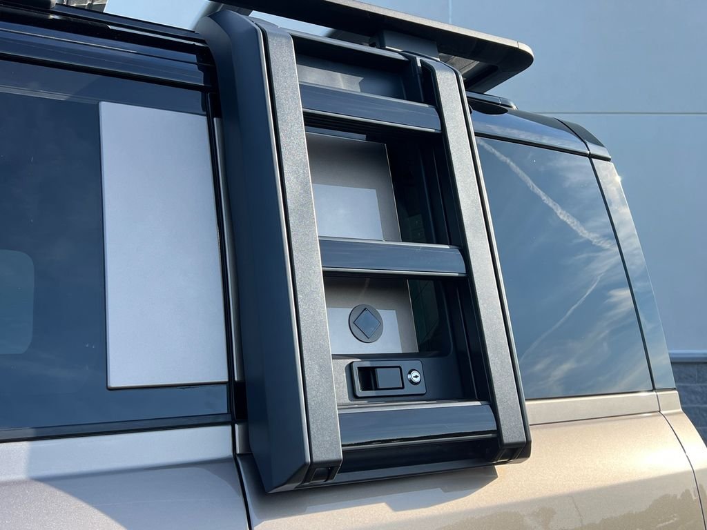 Used 2025 Brown Land Rover OCTA image 31