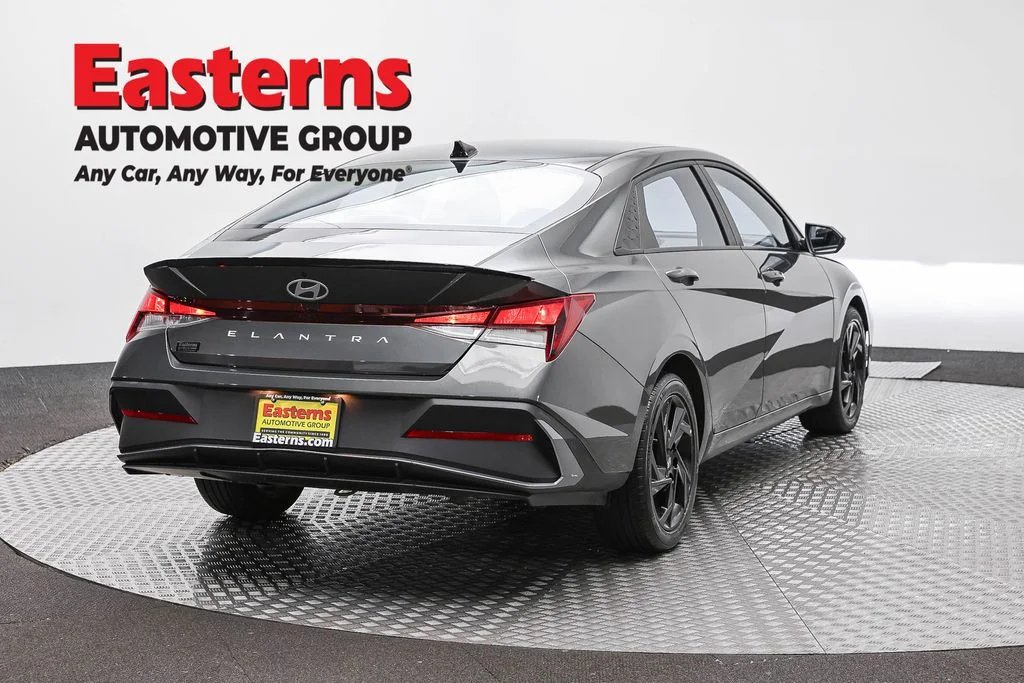 Used 2026 Gray Hyundai SEL Sport image 5