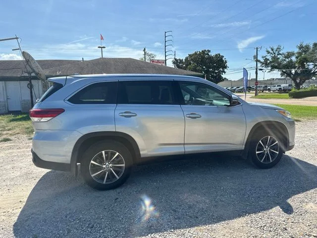 Used 2019 Silver Toyota XLE image 15