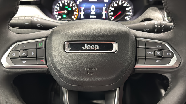 Used 2023 Granite Crystal Metallic Clearcoat Jeep Latitude image 15