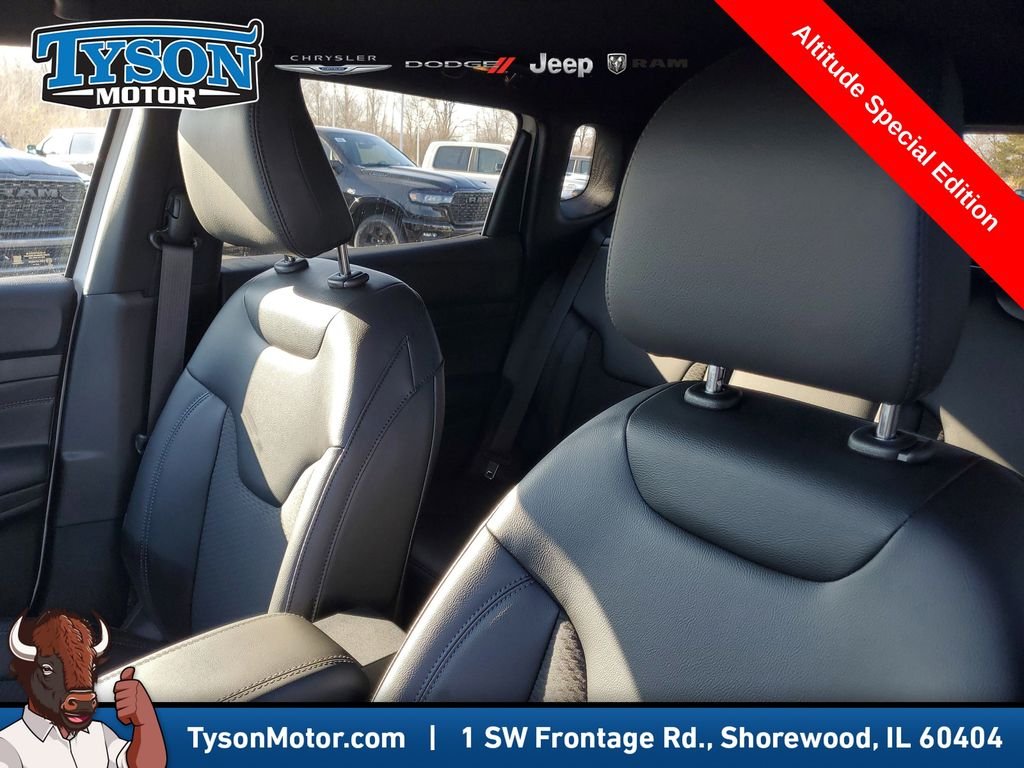 New 2026 Bright White Clearcoat Jeep Latitude image 18