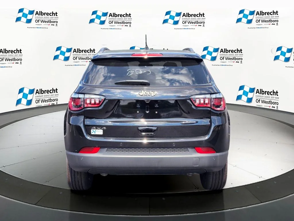 New 2026 Diamond Black Crystal Pearlcoat Jeep Limited image 4