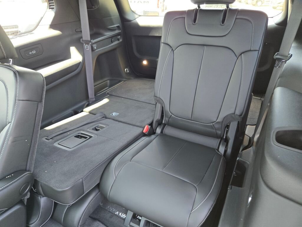 New 2026 Diamond Black Crystal Pearlcoat Jeep Limited image 17