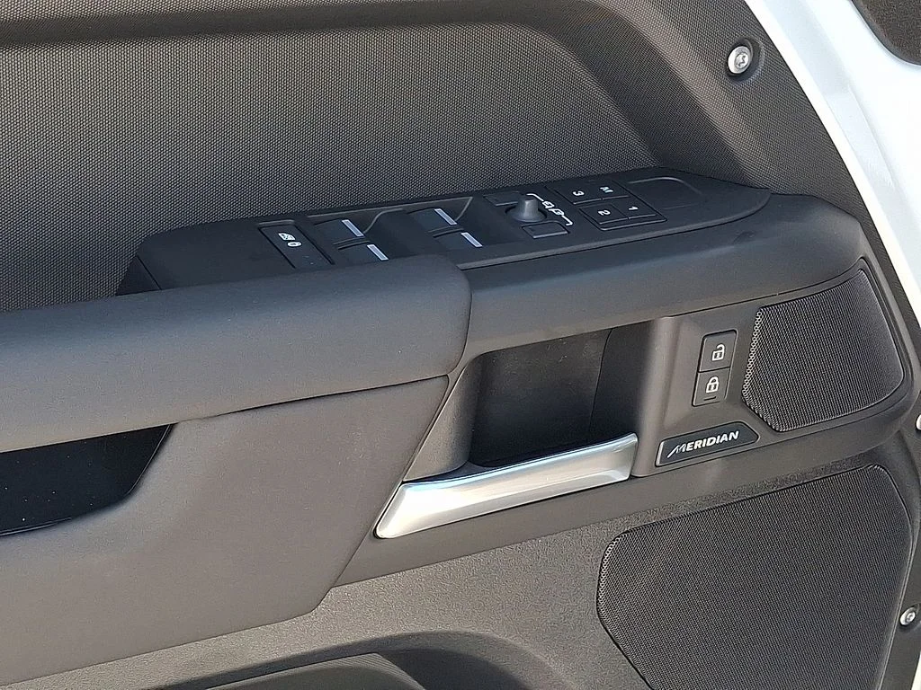 New 2026 Fuji White Land Rover S image 8