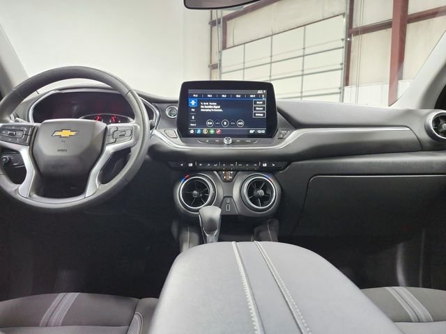 Used 2025 White Chevrolet LT image 25