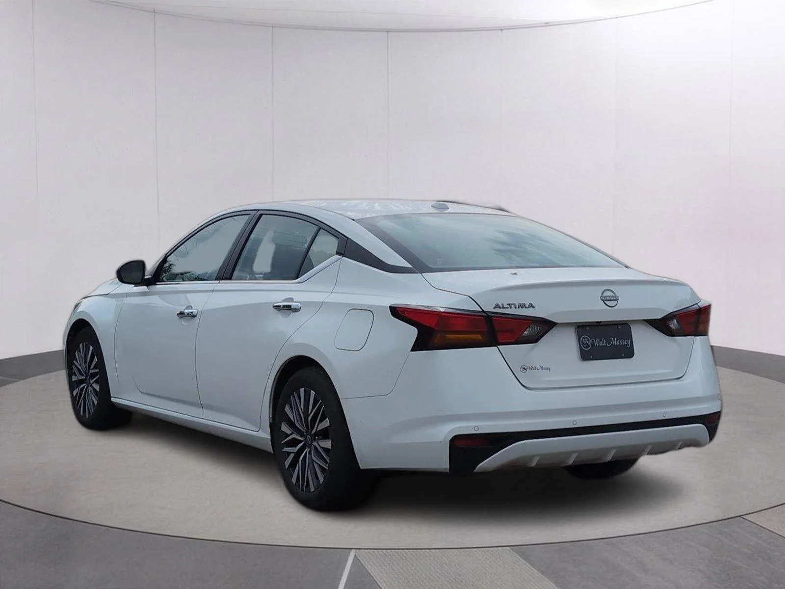 Used 2025 Glacier White Nissan SV image 3