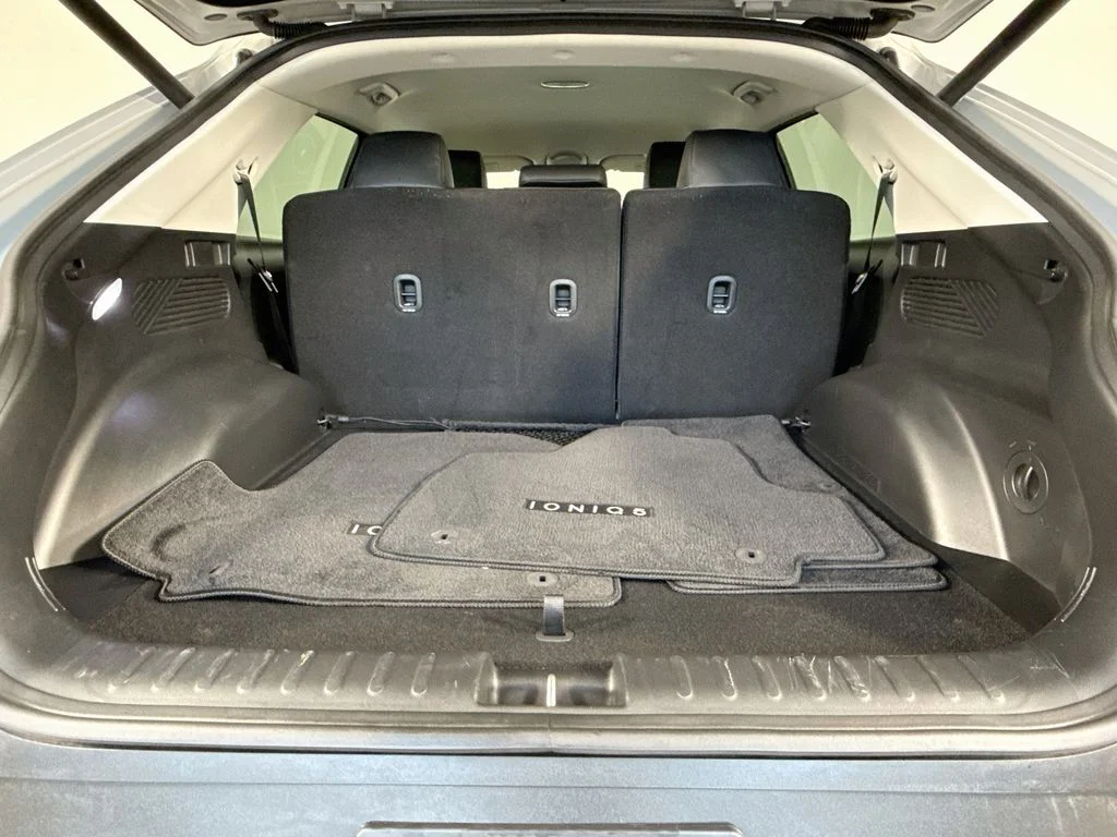 Used 2025 Gray Hyundai SEL image 25