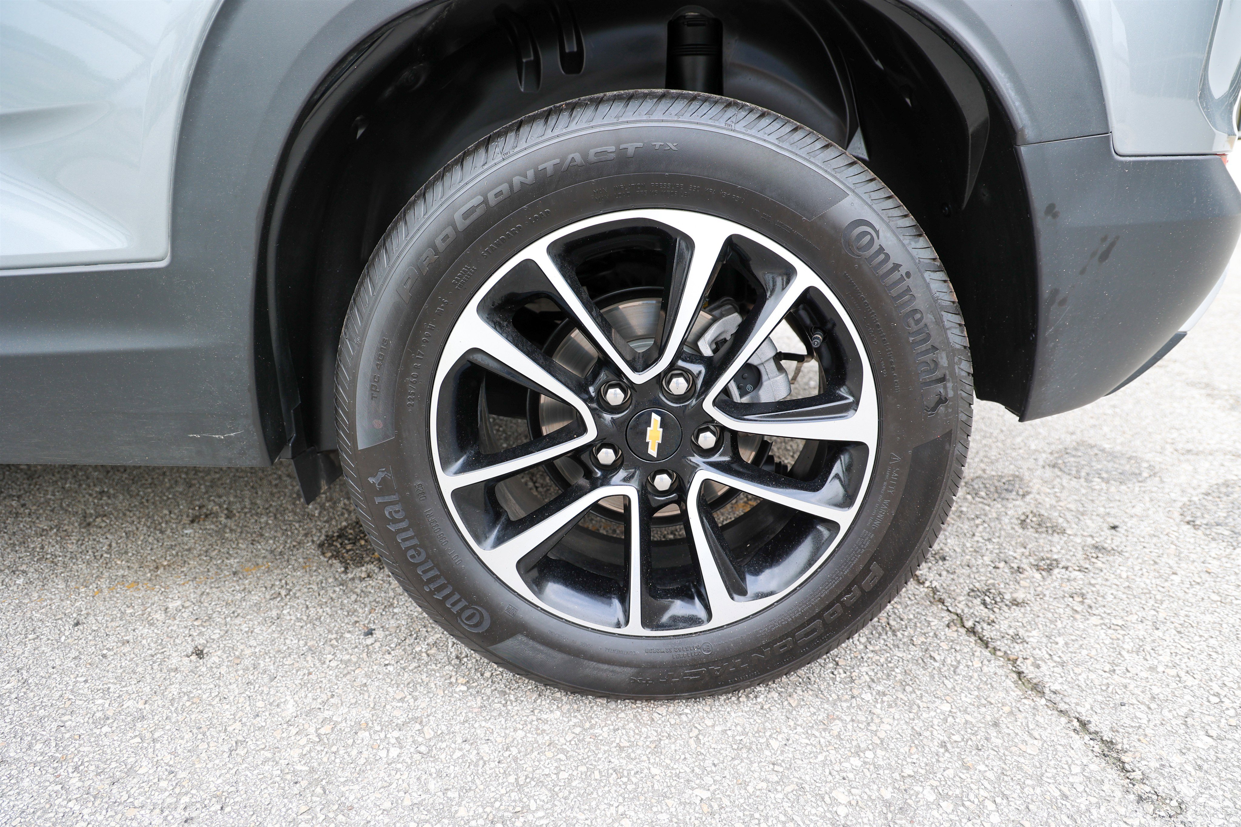 Used 2025 Sterling Gray Metallic Chevrolet LT image 13
