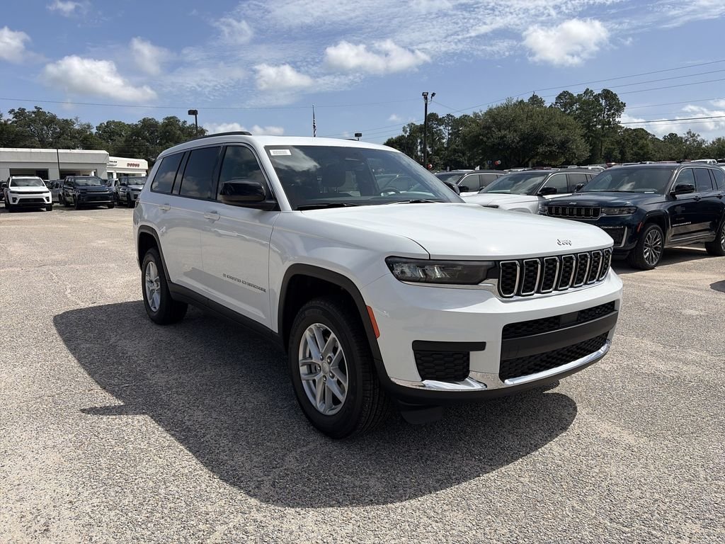 New 2026 Bright White Clear-Coat Exterior Paint Jeep Laredo X image 8