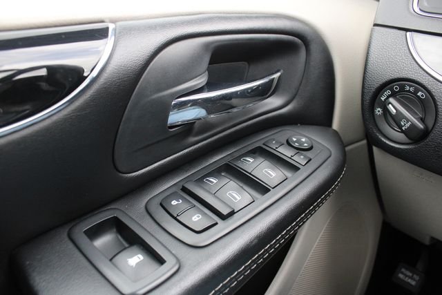 Used 2019 Black Dodge SXT image 6
