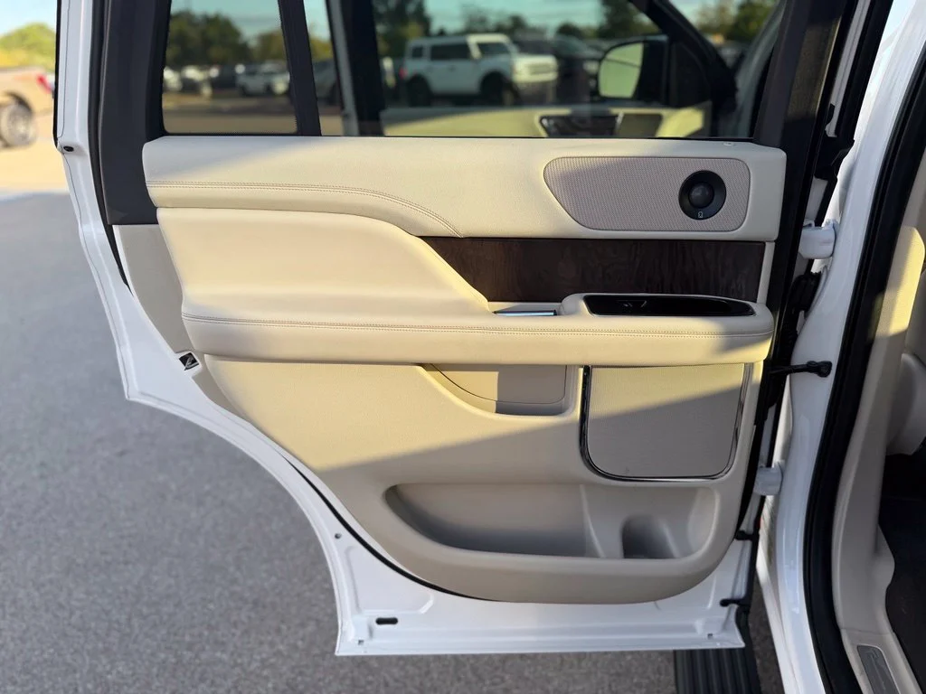 Used 2019 White Lincoln Reserve image 17