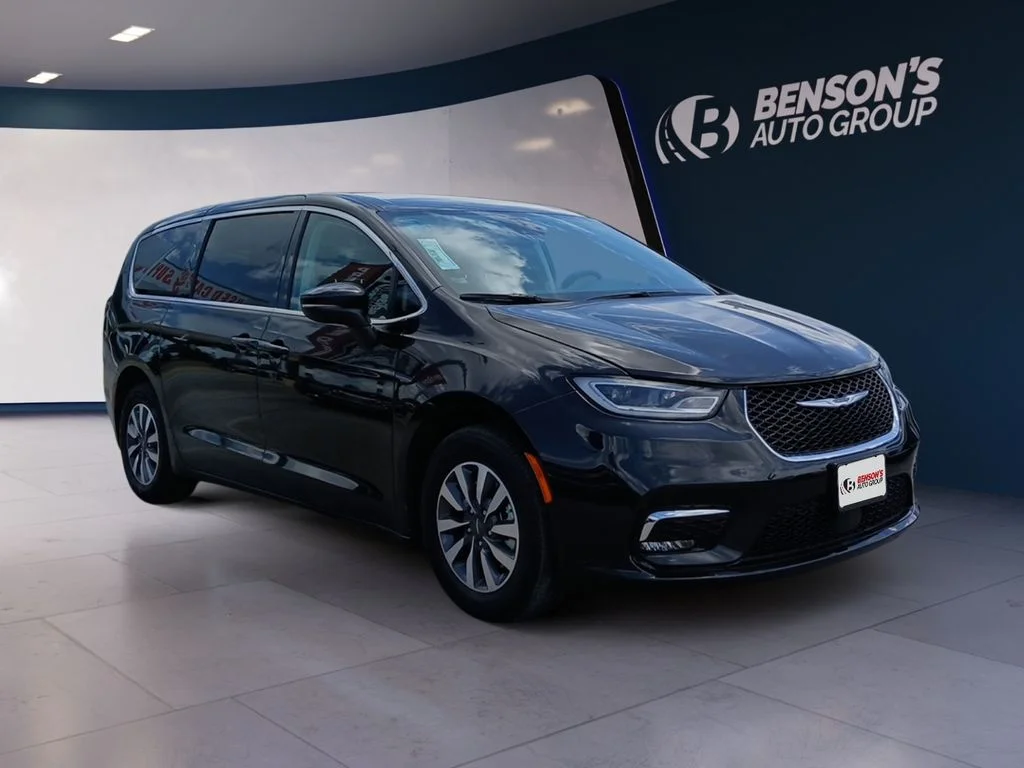 Used 2023 Black Chrysler Touring L image 7