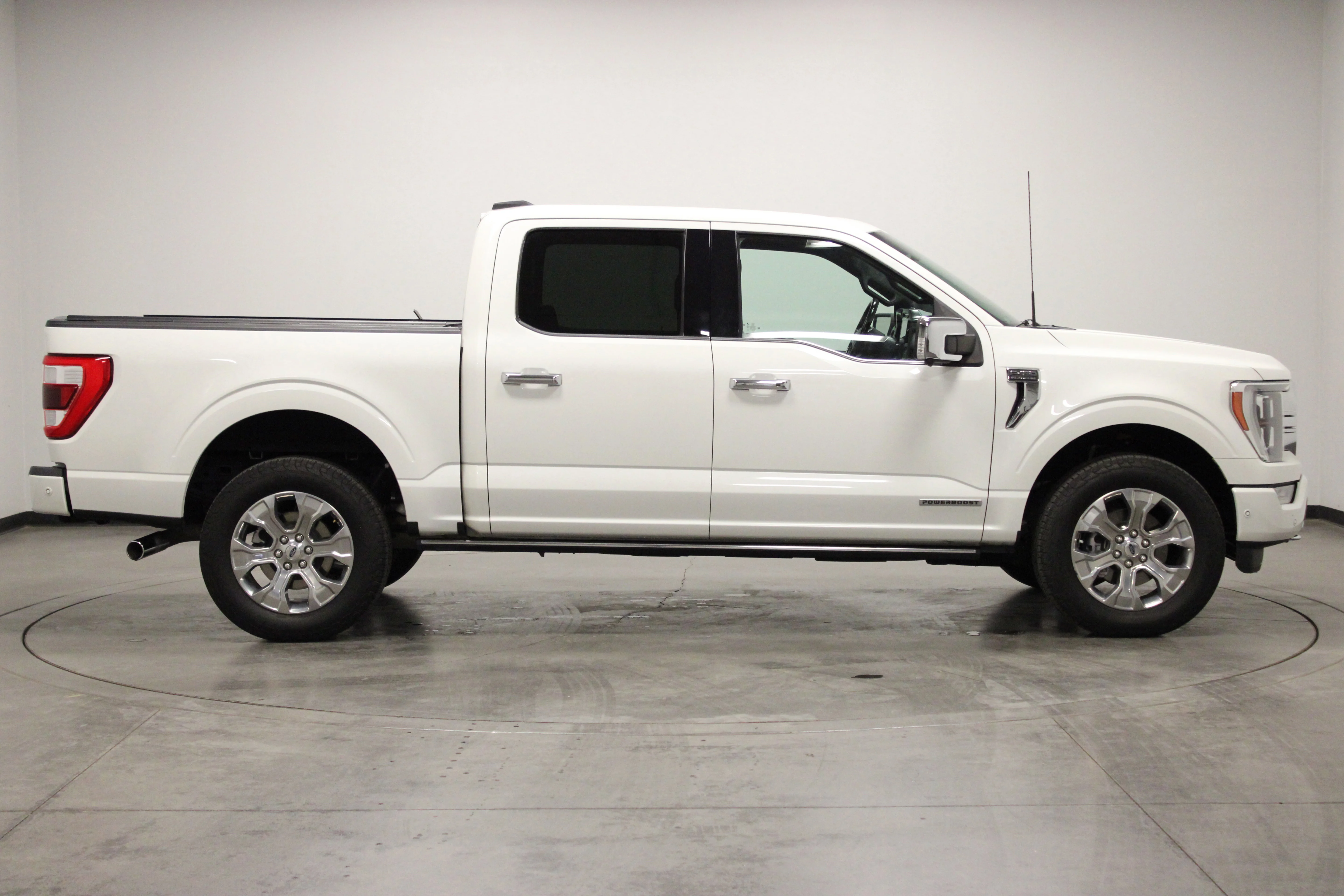 Used 2022 Star White Metallic Tri-Coat Ford Platinum image 9