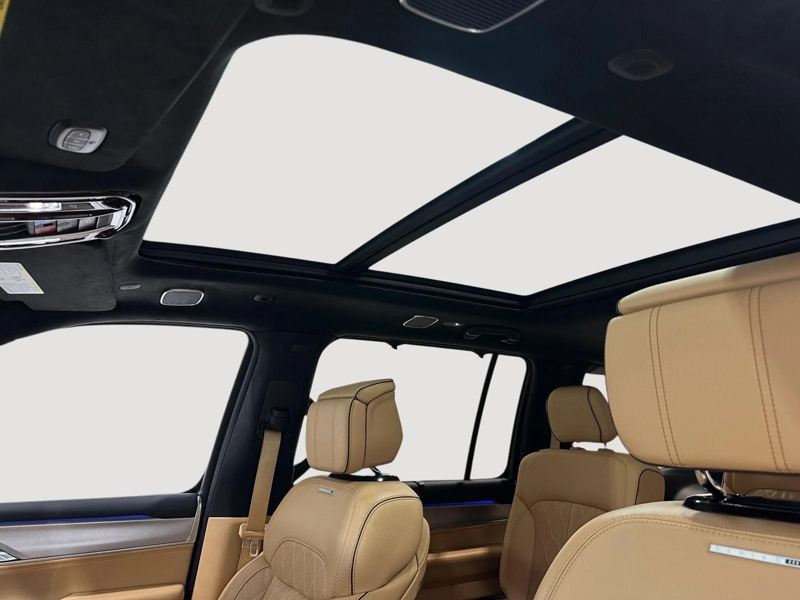 Used 2022 Diamond Black Crystal Pearl Jeep Series III image 18