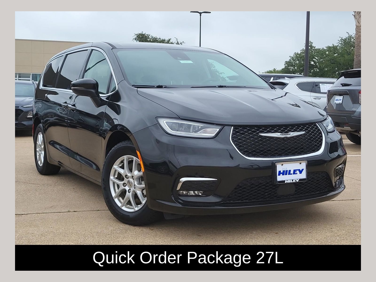 2023 Chrysler Pacifica Touring L's photo