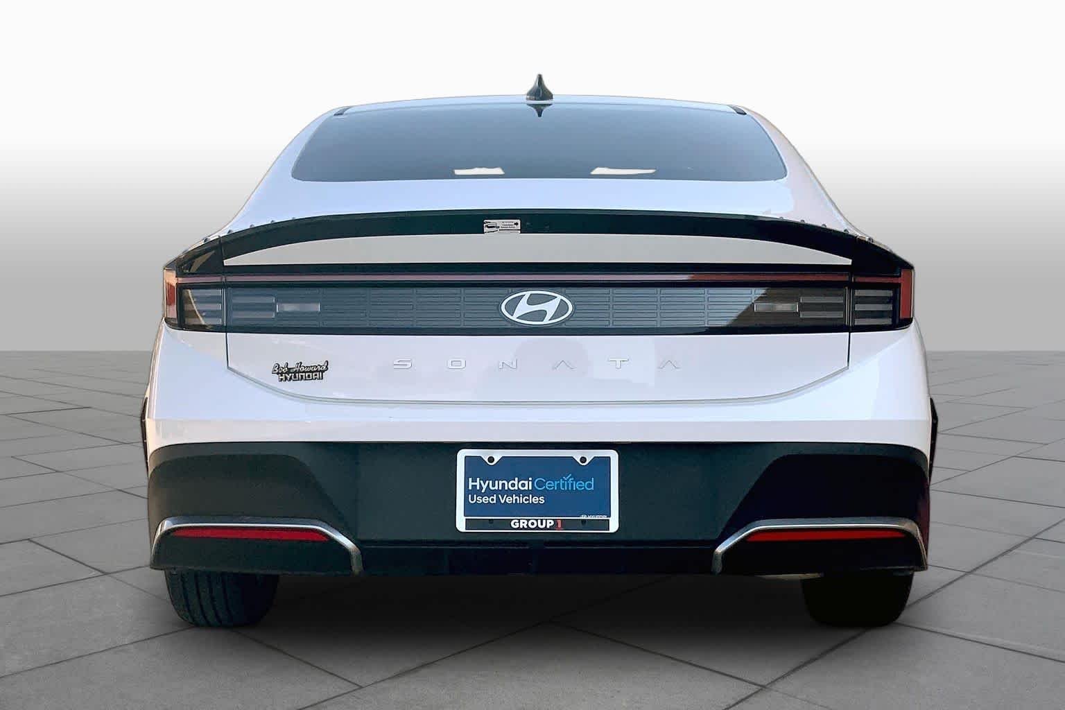 Used 2025 Serenity White Hyundai SE image 5