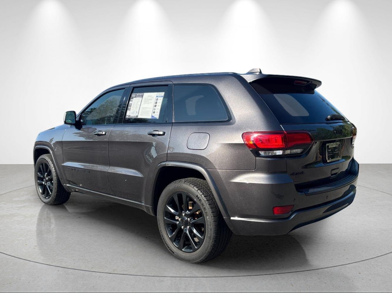 Used 2020 Granite Crystal Metallic Clearcoat Jeep Altitude image 3