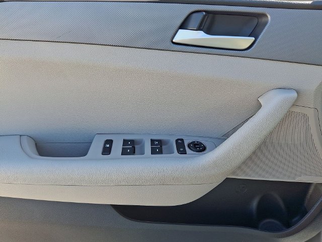Used 2018 White Hyundai SE image 12