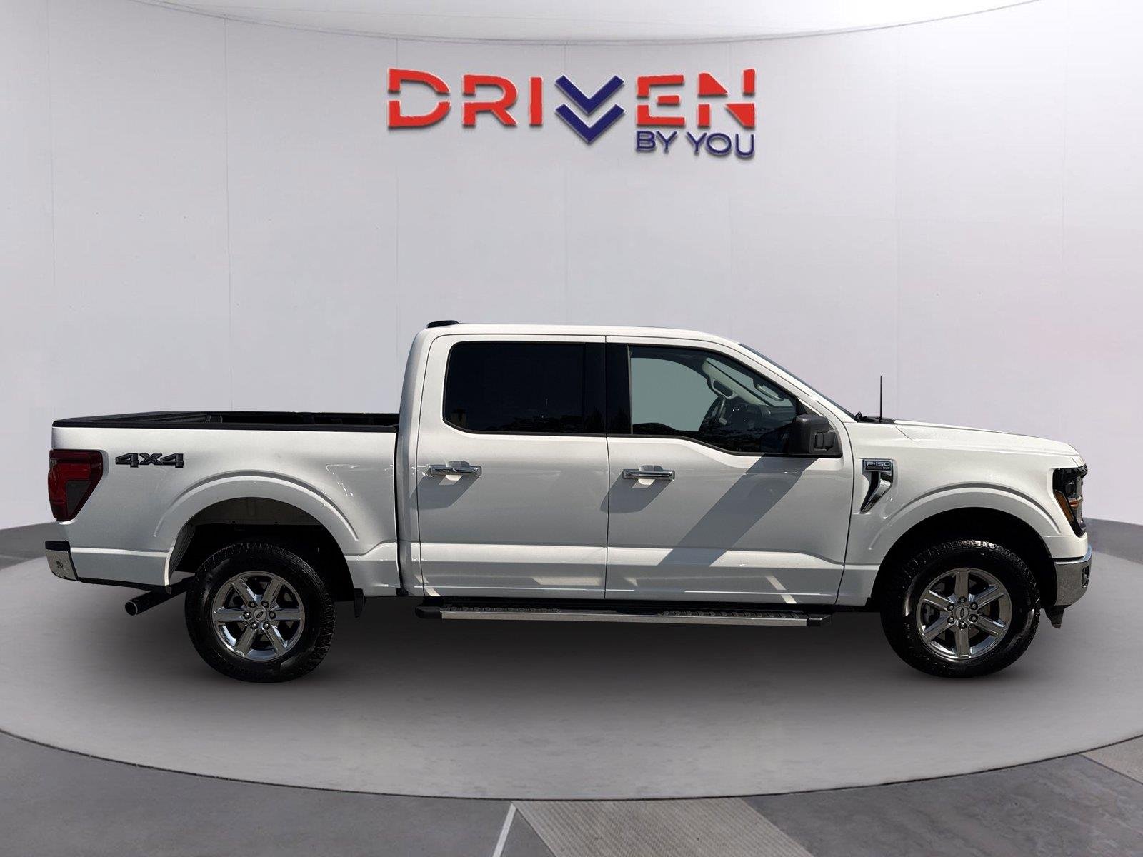 Used 2025 Oxford White Ford XLT image 3
