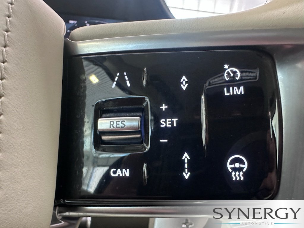 Used 2023 Fuji White Land Rover SE image 20