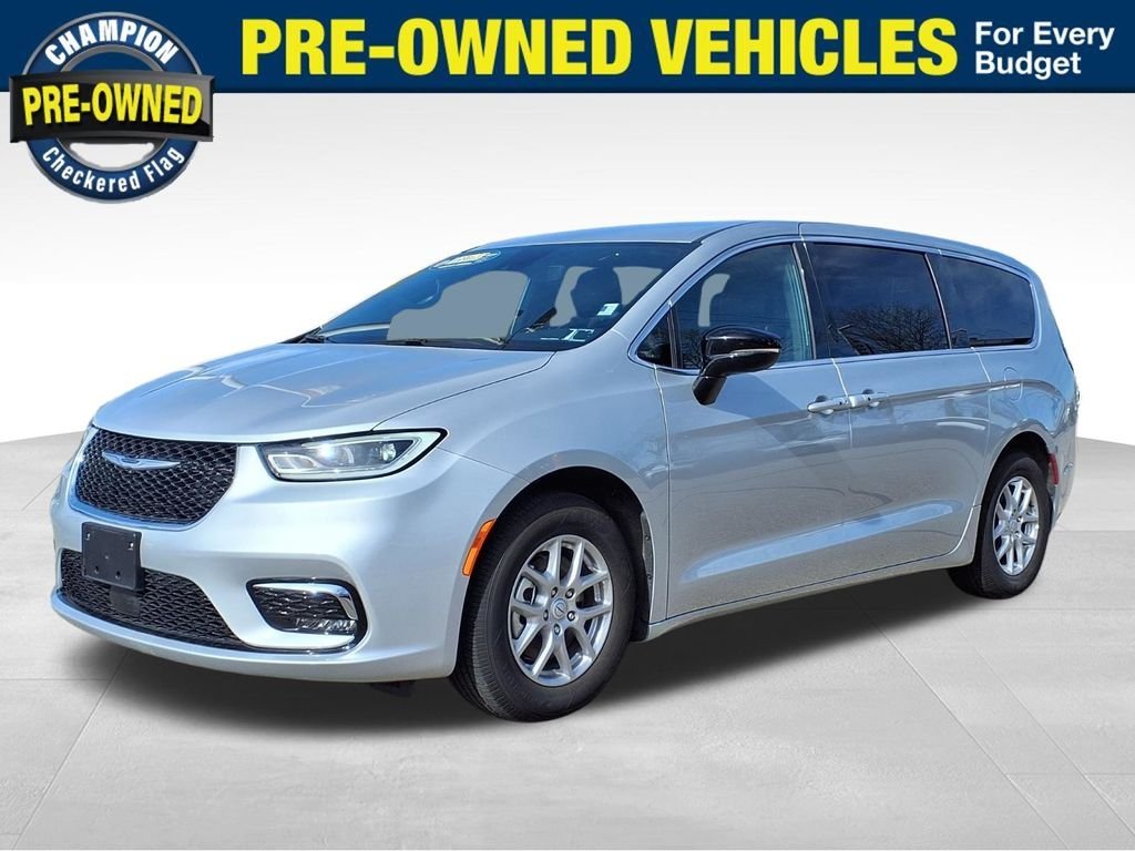 2026 Chrysler Pacifica Select's photo