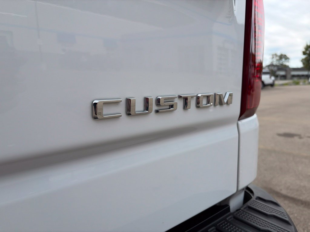 Used 2024 White Chevrolet Custom image 17