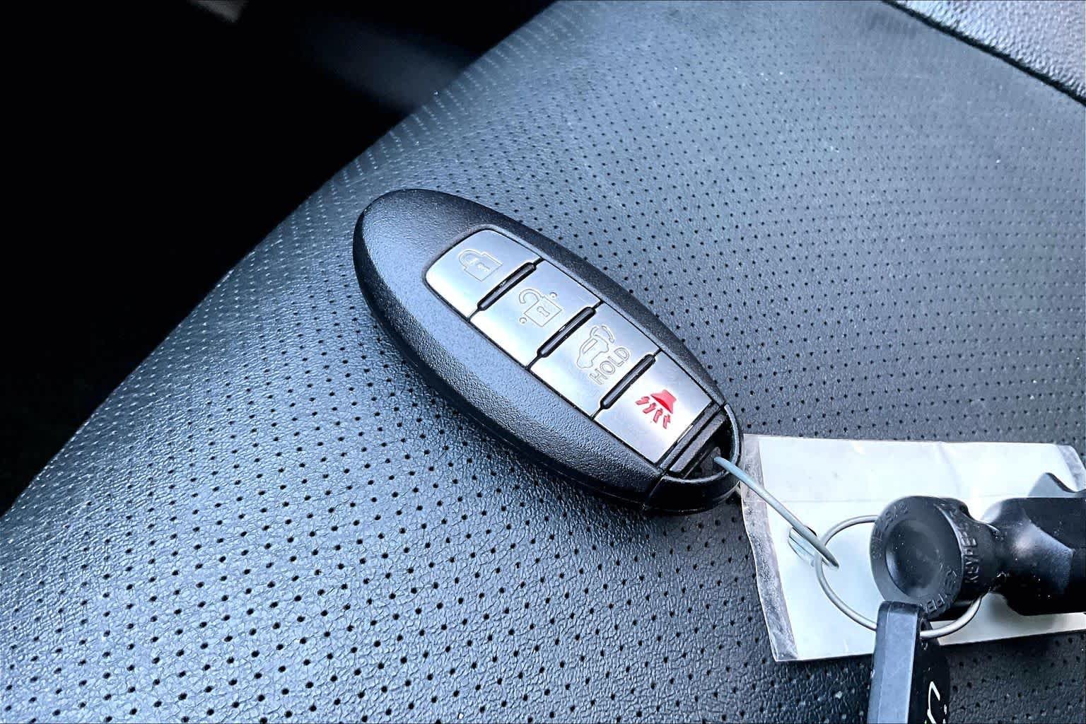 Used 2016 Pearl White Nissan SL image 14