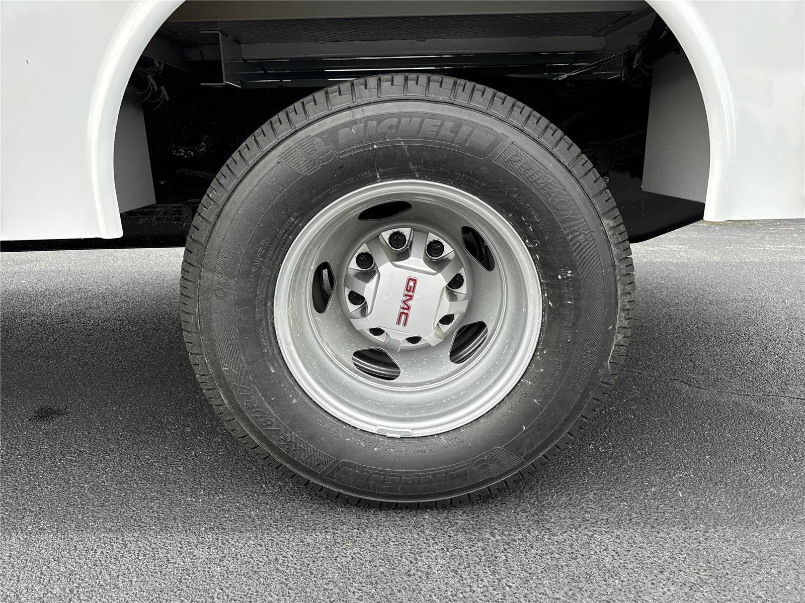 New 2025 Summit White GMC Pro image 18