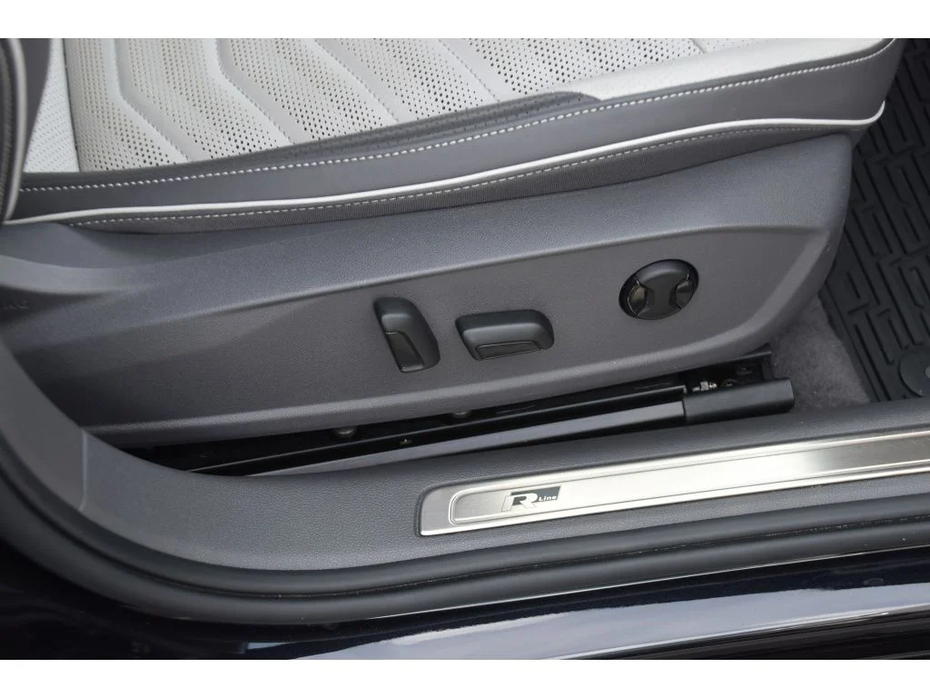 Used 2020 Deep Black Pearl Volkswagen SEL Premium R-Line image 31